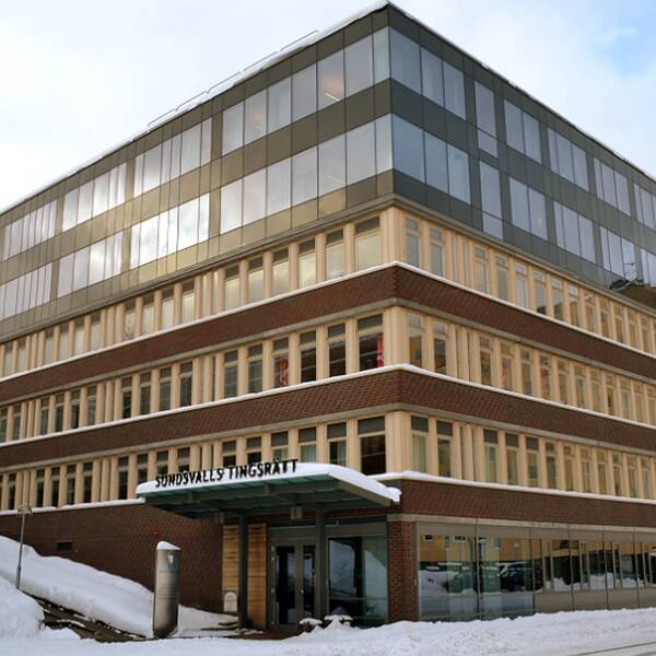 En bild på Sundsvalls tingsrätt exteriör och det är vinter ute.