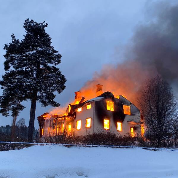 Ett hus som står i kraftig brand.