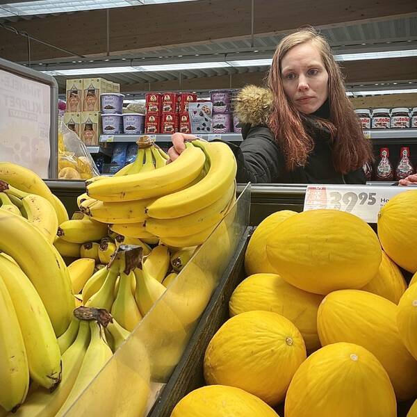Jozefphina Westlund står i en mataffär på fruktavdelningen och plockar till sig bananer.