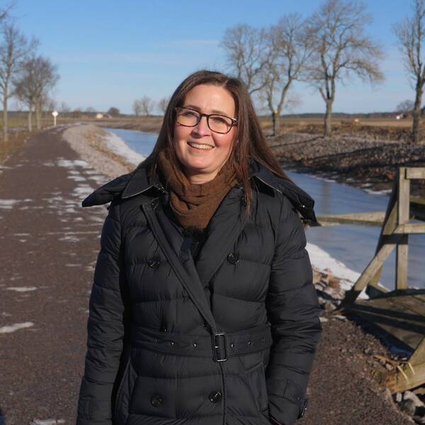 Linn Brandström framför en lätt isbeklädd Göta kanal med lågt vattenstånd