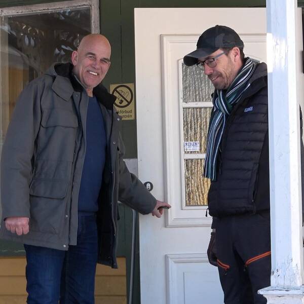 Evert och Dan tar över värdshuset i Los i Hälsingland. Tidigare ägaren Set Melander från Ytterhogdal är mycket nöjd. Här står de framför Los värdshus.