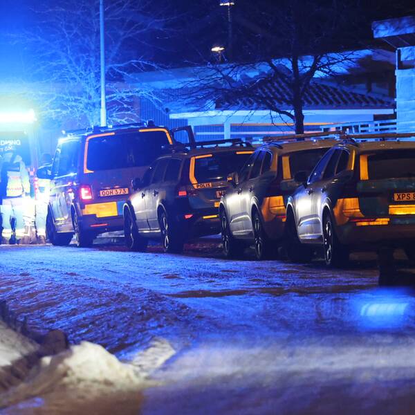 Polisbilar och ambulans i Tullinge