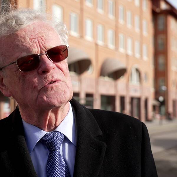Björn Eriksson ordförande i Riksidrottsföbundet står i stadsmiljö. Han har solglasögon och slips.