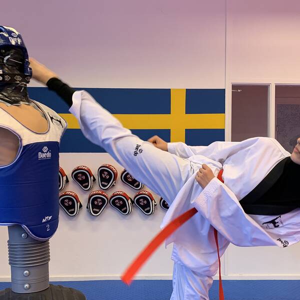 Yasna Razaghi tränar taekwondo. På bilden sparkar hon mot träningsdocka.