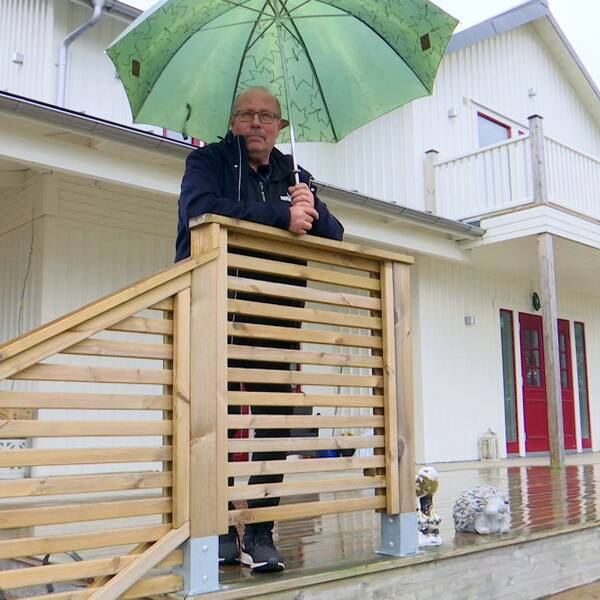 Bengt Davidsson i vänersborg står på sin altan och tittar mot kameran.