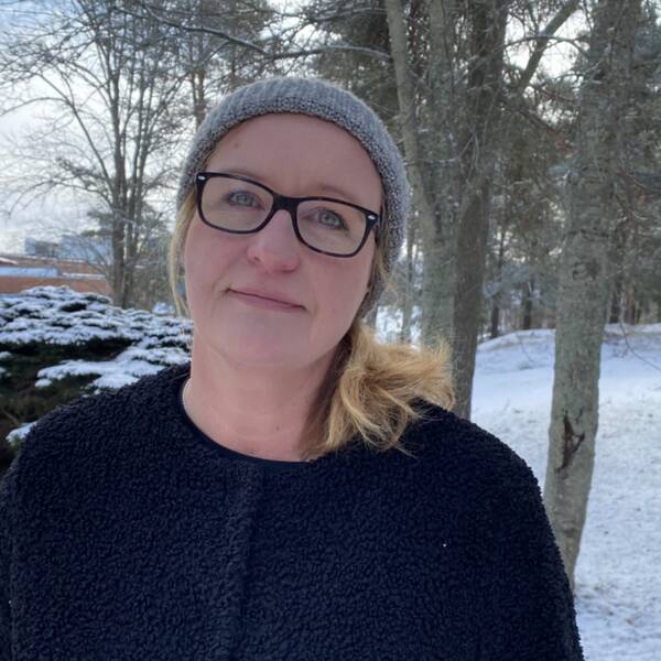 Helena Karlsson, destinationsutvecklare på Säffle kommun ikädd mösa och glasögon ståendes utomhus i snö.