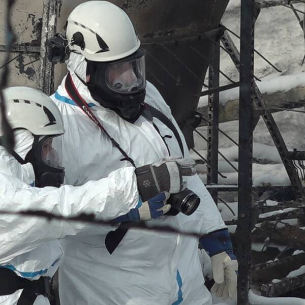 Polisens tekniker undersökte och fotograferade brandresterna från Åsarna ski center under torsdagen. Personer i vita overaller och vita hjälmar med ansiktsmasker undersöker brandplatsen i Åsarna.