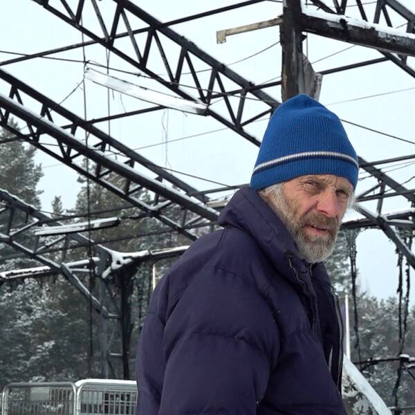 Thomas Wassberg står vid en brandhärjad metallstruktur som var en del av Åsarna ski center.
