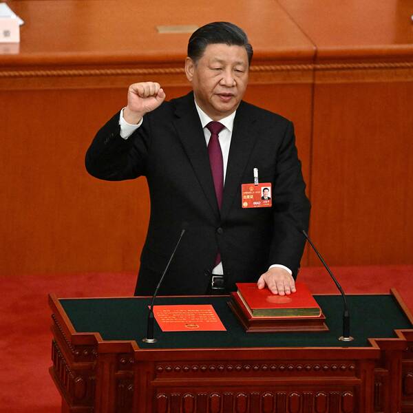 Kinas president Xi Jinping svär under ed efter att ha blivit omvald som president för en tredje mandatperiod under i Folkets stora sal i Peking den 10 mars 2023.