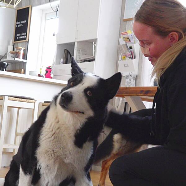 Matte Charlotta Oskarsson klappar om hunden Prins.