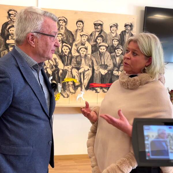en äldre man (kommunalrådet i Bengtfors, Stig Bertilsson (M)) och en kvinna (socialtjänstministern Camilla Waltersson Grönvall (M)) diskuterar och står vända emot varandra
