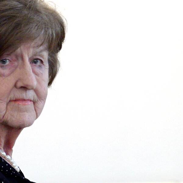 Barbro, 85 år, i Norrköping vågar inte längre svara i telefon efter att polisen har varnat för en ny bedrägerivåg.