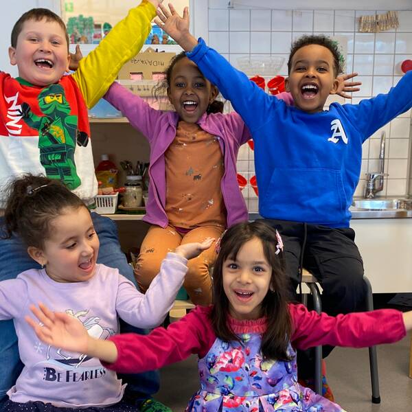 På förskolan Lilla Tensta har pedagoger märkt av det nya språkfenomenet. Barn använder engelska när de leker med varandra.