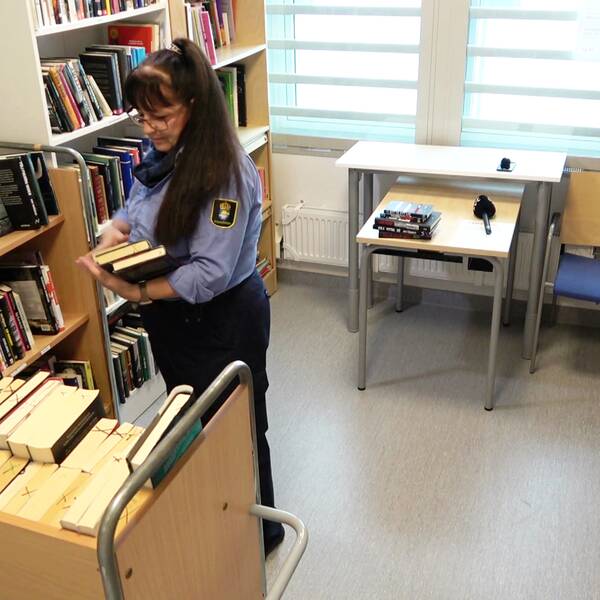 Susanne är kriminalvårdare och ansvarar för det lilla biblioteket på häktet i Helsingborg. Här håller sorterar hon böcker som är särskilt populära för de intagna.
