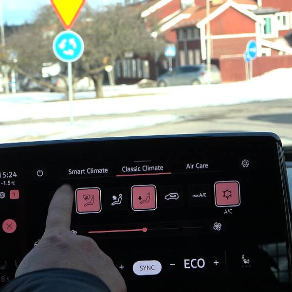 Bild på en bildkskärm i en bil där du ställer in värmen