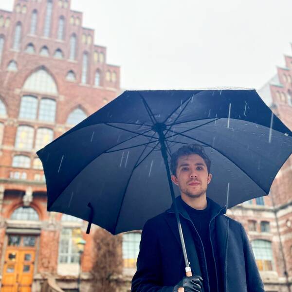 Gustav Ohlén, student står framför Universitetsbibilioteket i Lund, i videon berättar han om undersökningen om Sveriges bästa studentstäder där Helsingborg kom på tredje plats för Lund som hamnade på femte plats.