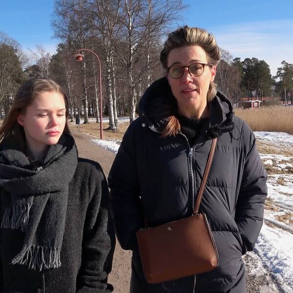 Reportern och Anna Stenvi går på strandpromenaden i Rättvik. Anna Stenvi berättar om hur hon inte fått det stöd som hon hade behövt från vården för de sexuella övergrepp som hon utsattes för i sin barndom.