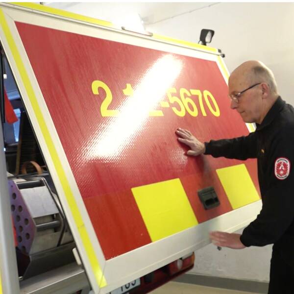 la Larsson, insatsledare vid Ånäsets deltidsbrandkår, vid en räddningsbil.