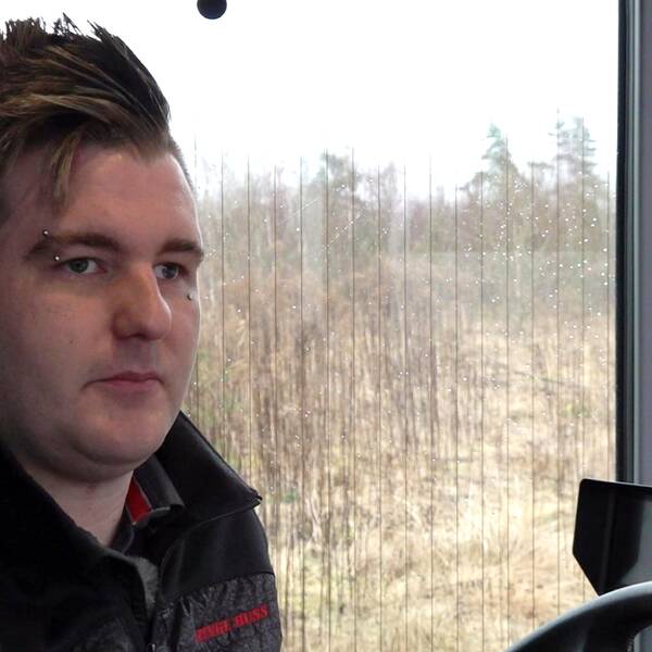 Johan Olofsson sitter bakom ratten i en bus.