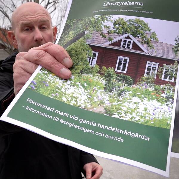 SVT:s reporter håller upp ett informationspapper.