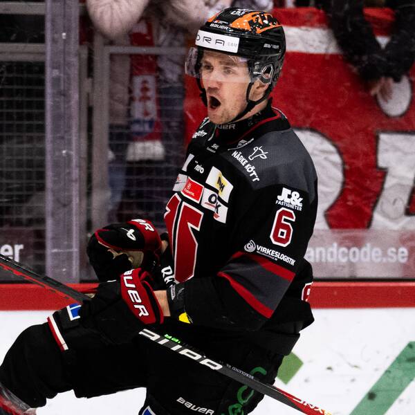 Örebros Filip Berglund jublar.