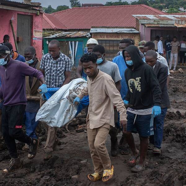 Några boende i staden Blantyre, Malawi, bär iväg personer som fallit offer för ett jordskred i samband med stormen Freddy.