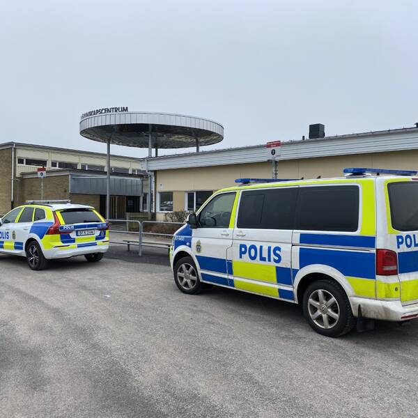 Polisen är på plats vid Jämjö Kunskapscentrum efter uppgifter om knivbeväpnad person.