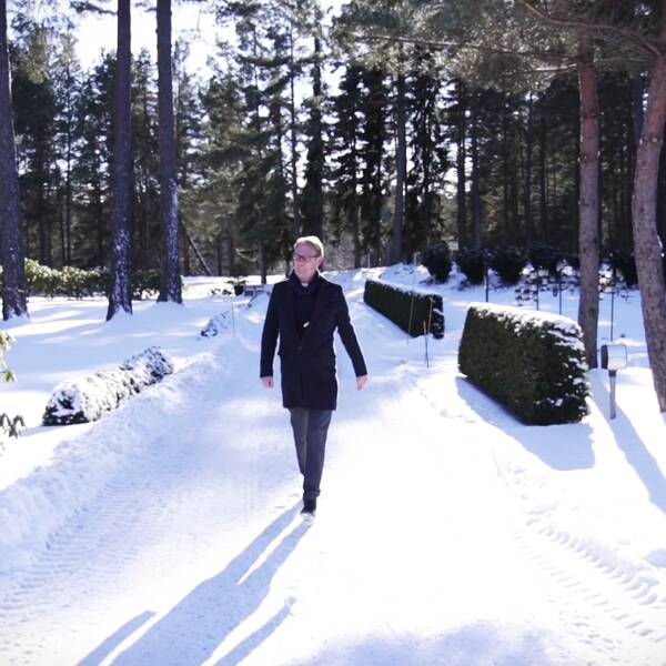 Kyrkoherde Fredrik Hesselgren promenerar genom en kyrkogård. 
