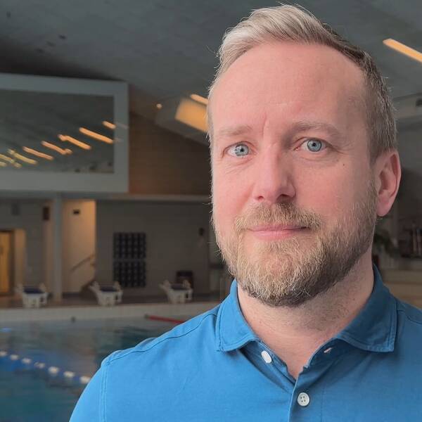 David Berglund står framför simbassängen i Paradisets upplevelsebad. 