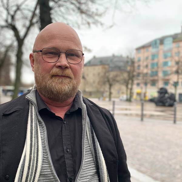Bild på man i mörk jacka och grå halsduk som står på ett torg. Mannen heter Bo Andersson, enhetschef vid Örebro kommun. Han pratar om att Hani Bilals projekt t Min karriär ersatts av nytt projekt för unga