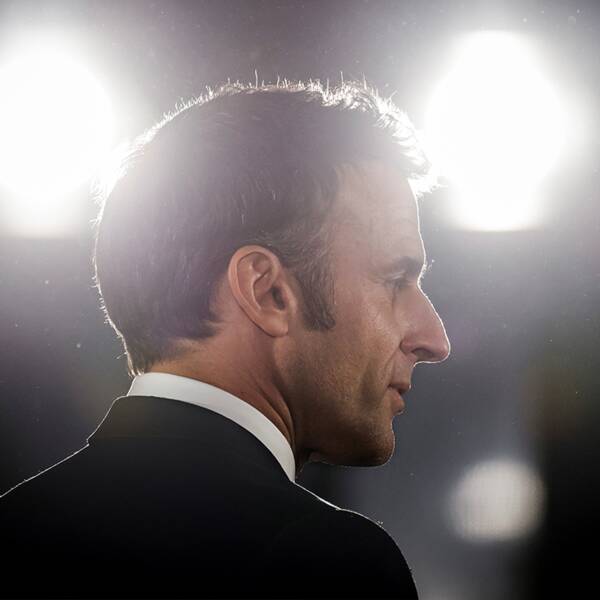 Frankrikes president Emmanuel Macron manar till lugn inför måndagens misstroendeomröstning mot regeringen. 