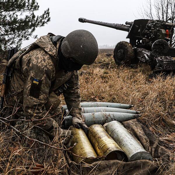 Ukrainska styrkor förbereder artillerigranater. Arkivbild. 