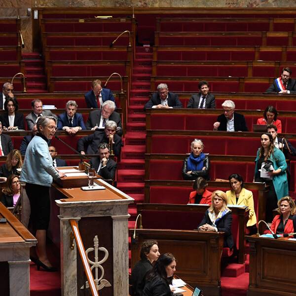 ”Frankrikes regering klarade förtroendeomröstning – hör SVT:s utrikesreporter på plats i Paris”