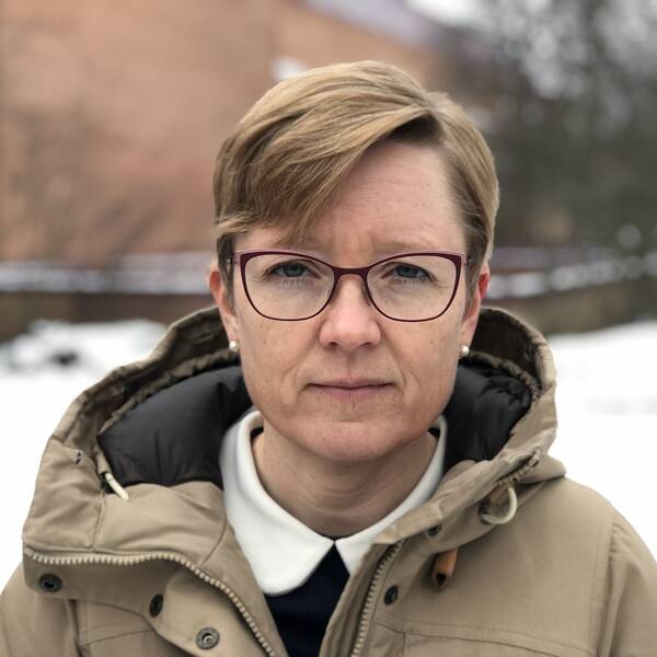 En porträttbild på Malin Bengnér, smittskyddsläkaren i Region Jönköpings län, som står och kollar rakt in i kameran. 