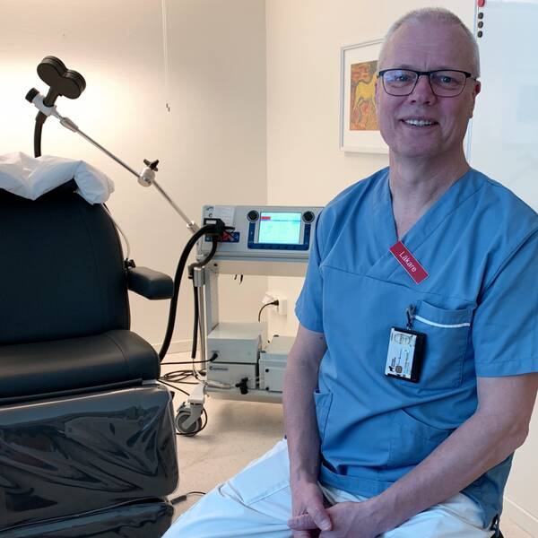 Överläkaren Kalle Etzell sitter framför stolen där behandlingen sker