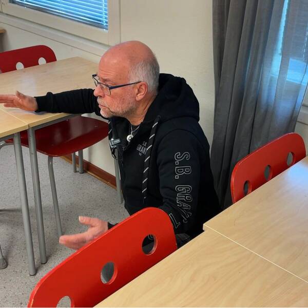 Jan Kristensson visar en inrymning i ett klassrum