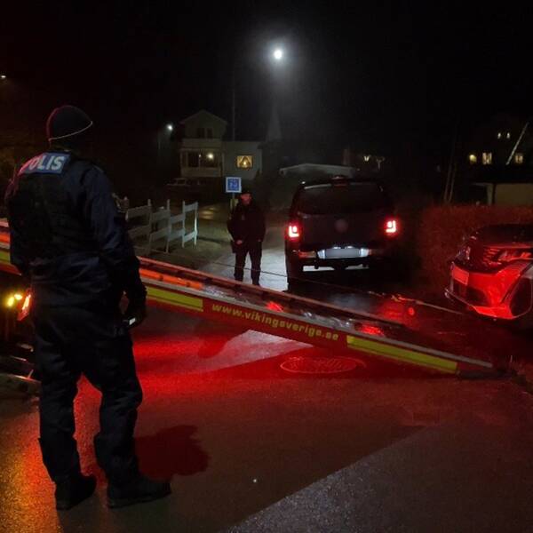 Polis och ambulans larmades strax innan klockan 19 till en bostad i Billingsfors. Brottsplatsen är nu avspärrad och tekniker är beställda.