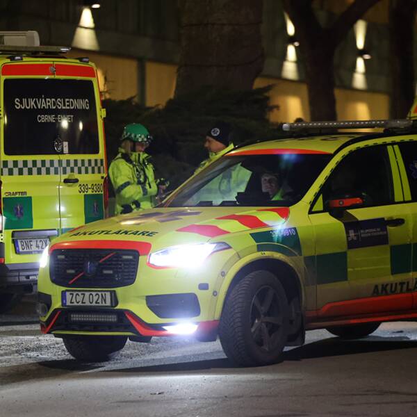 Bilden föreställer blåljuspersonal och ambulanser.