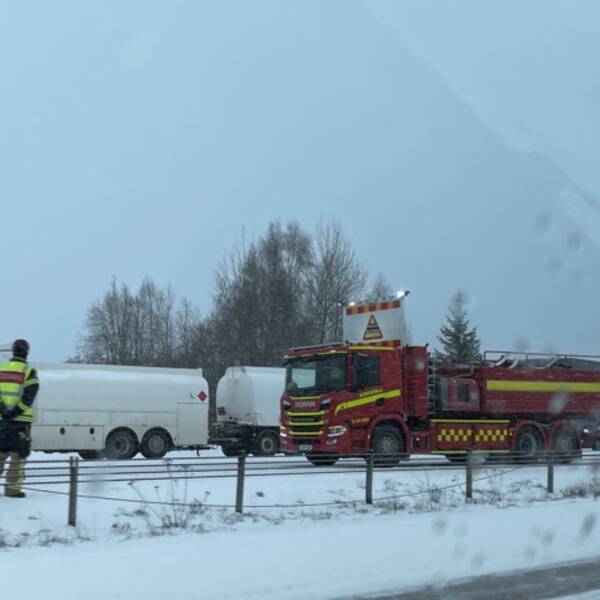På bilden syns ett räddningsfordon stå och leda om trafiken från E4 i Sundsvall.