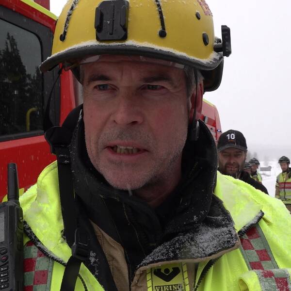 Esbjörn Eriksson, räddningsledare står framför en av räddningstjänstens fordon efter en olycka nära Lillänge.