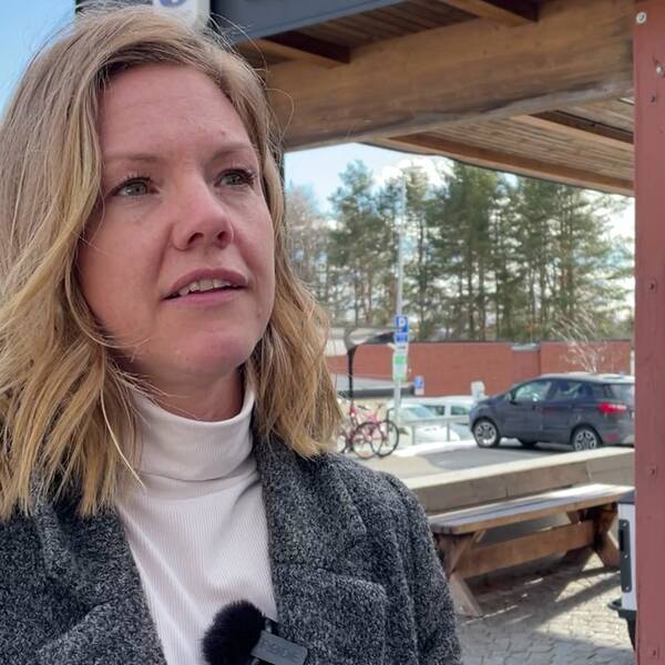 Måltidsutvecklaren Anni Gederberg står utanför sin kontorsbyggnad och pratar om klimatsmart skolmat.