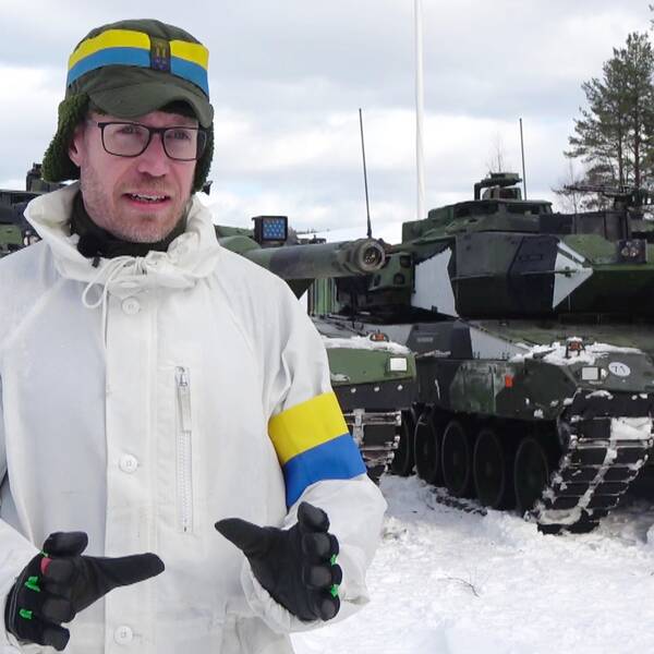 Mathias Vainionpää, chef för pansarbataljonen, med Stridsvagn 122 i bakgrunden.