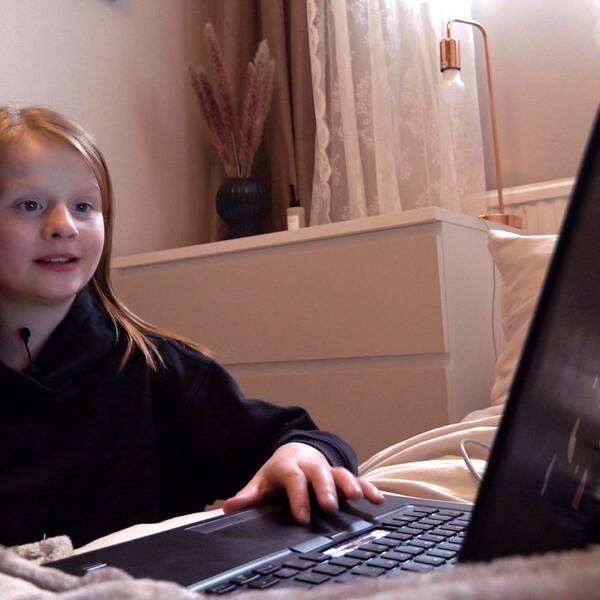 Ellen Kjellberg sitter i sitt rum och är ledsen för att hennes skola hotas av nedläggning.