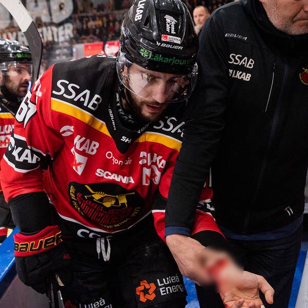 Konstantin Komarek leddes ut efter att ha blivit skuren över handleden.