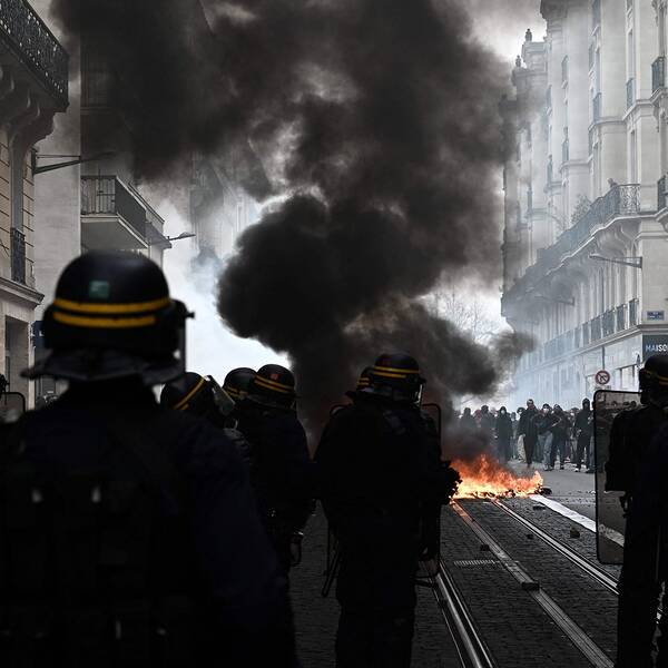 Kravallpolis drabbar samman med demonstranter i Bourdaux.