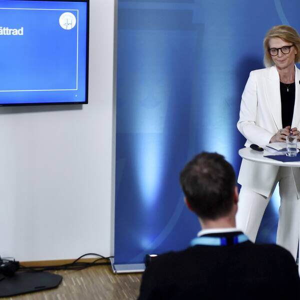 Finansminister Elisabeth Svantesson (M) på en pressträff.