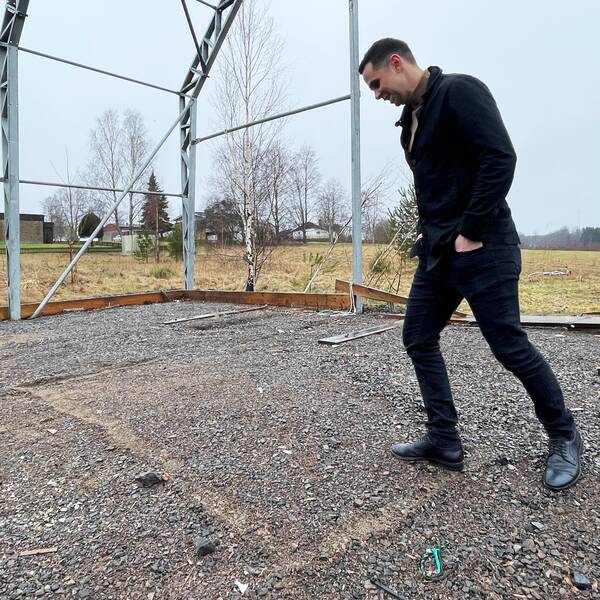 Emil A Jansson från Destinatin Kosta ritar upp den tänkta handbollsplanen.