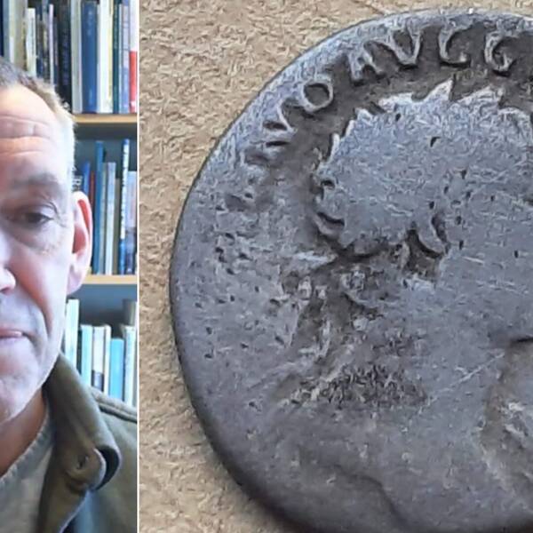 Johan Rönnby, professor i arkeologi samt ett romerskt silvermynt från kejsar Trajanus tid.