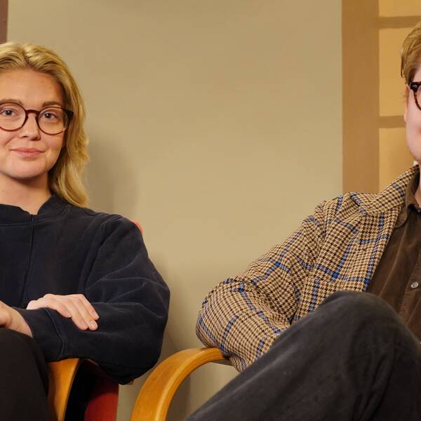 En man och en kvinna sitter i varsin fåtölj. De heter Hedda Gabrielsson Delin och Alfred Stannow Lind. Båda har glasögon.