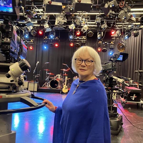 Konstnären Britta Marakatt Labba i väntan på middagsbjudningen i det klassiska SVT-programmet Go kväll.